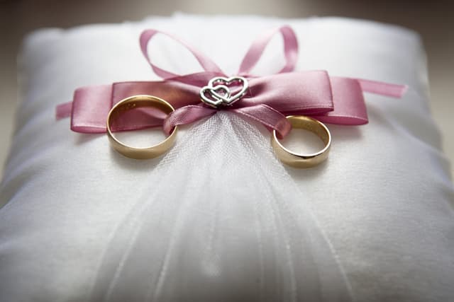 Best Gift Cards for Weddings: 15 Picks for the Newlyweds in 2026